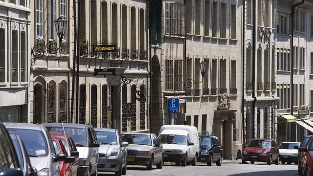 Des places de stationnement dans la Grande-Rue, à Fribourg. [KESYTONE - Martin Ruetschi]