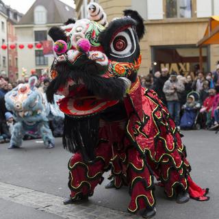 Célébrations du Nouvel An chinois en 2017 dans les rues de Neuchâtel. [Keystone - Thomas Delley]