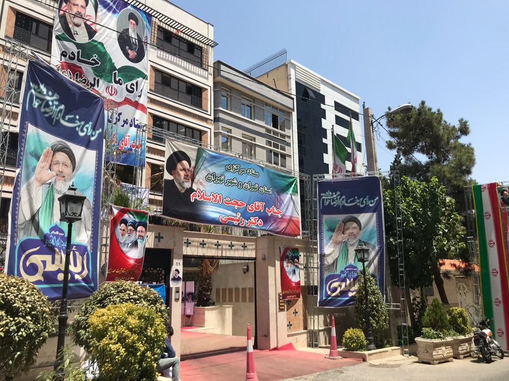 Des grandes affiches devant le QG d'Ebrahim Raïssi. [RTS - Cédric Guigon]
