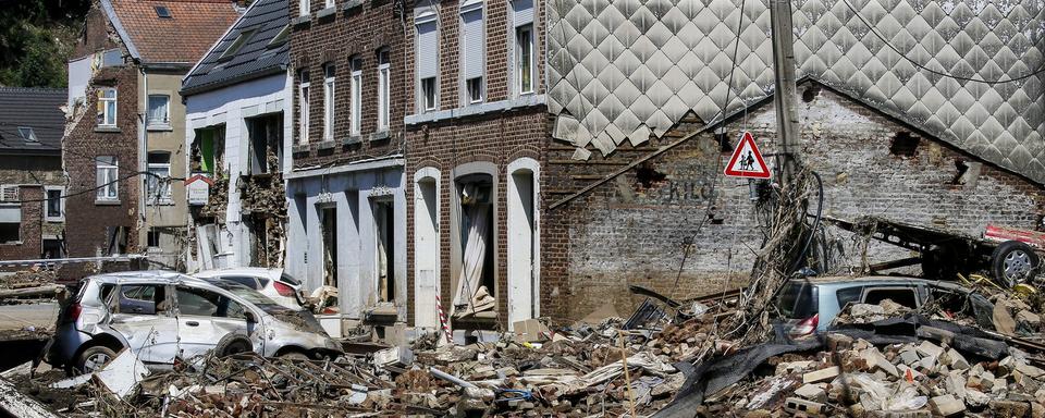 Les inondations historiques qui ont frappé la Belgique en milieu de semaine ont fait au moins 31 morts, selon un bilan officiel publié dimanche soir par les autorités, qui ont annoncé la fin des opérations de sauvetage. [KEYSTONE - JULIEN WARNAND]