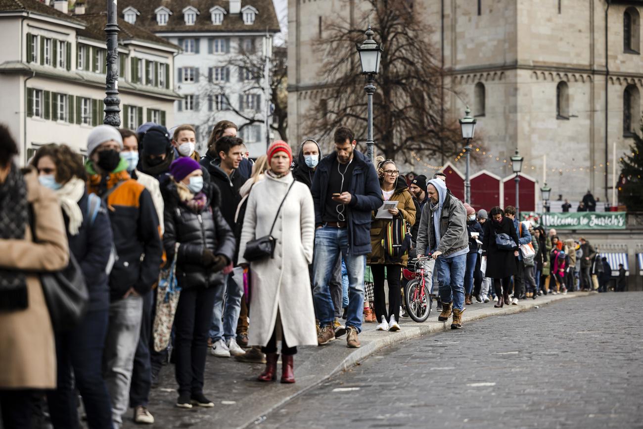 Les Suissesses et les Suisses ont été nombreux à se déplacer aux urnes dimanche comme ici à Zurich. Le taux de participation s'est élevé autour des 65%. [KEYSTONE - MICHAEL BUHOLZER]