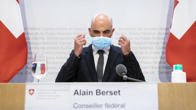 Alain Berset est une fois de plus attendu devant la presse. [Keystone - Peter Klaunzer]