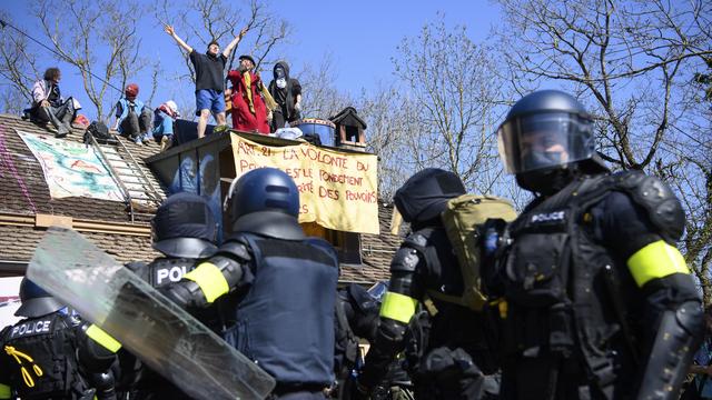 L'évacuation de la ZAD du Mormont, le 30 mars 2021. [Keystone - Jean-Christophe Bott]