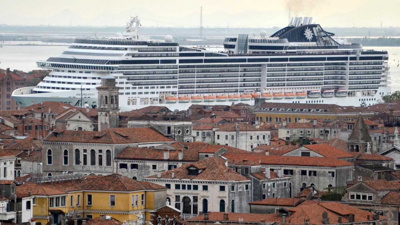 Le navire de croisière MSC Preziosa dans le canal de la Giudecca à Venise en avril 2014. [Keystone - EPA/ANDREA MEROLA]