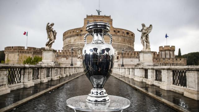 La coupe tant convoitée présentée devant le Château Saint-Ange à Rome. [Keystone - EPA/Fabio Frustaci]