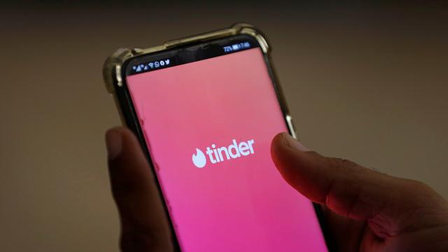 L'application Tinder sur un téléphone. [Reuters - Akhtar Soomro]