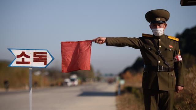 La Suisse demande à la Corée du Nord d'ouvrir à nouveau ses frontières aux biens humanitaires urgents et pour des évacuations médicales dans le cadre de la pandémie. Elle a estimé mercredi devant le Conseil des droits de l'homme à Genève "crucial" ce dispositif. [AFP - KIM WON JIN]