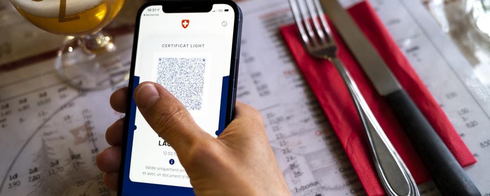 Le certificat Covid est nécessaire pour consommer à l'intérieur des restaurants depuis le 13 septembre 2021. [Keystone - Laurent Gillieron]