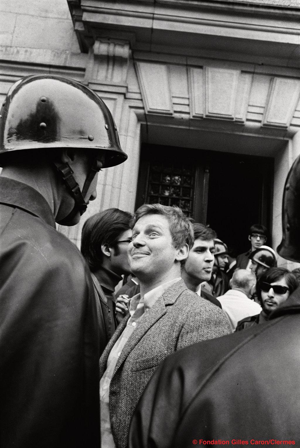 Daniel Cohn-Bendit face à un CRS à la Sorbonne à Paris, le 6 mai 1968, immortalisé par Gilles Caron. [DR - Gilles Caron/Fondation Gilles Caron/Trigon Film]