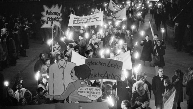 Manifestation en faveur du suffrage féminin cantonal et national dans les rues de Zurich en 1969. [Keystone/Str]