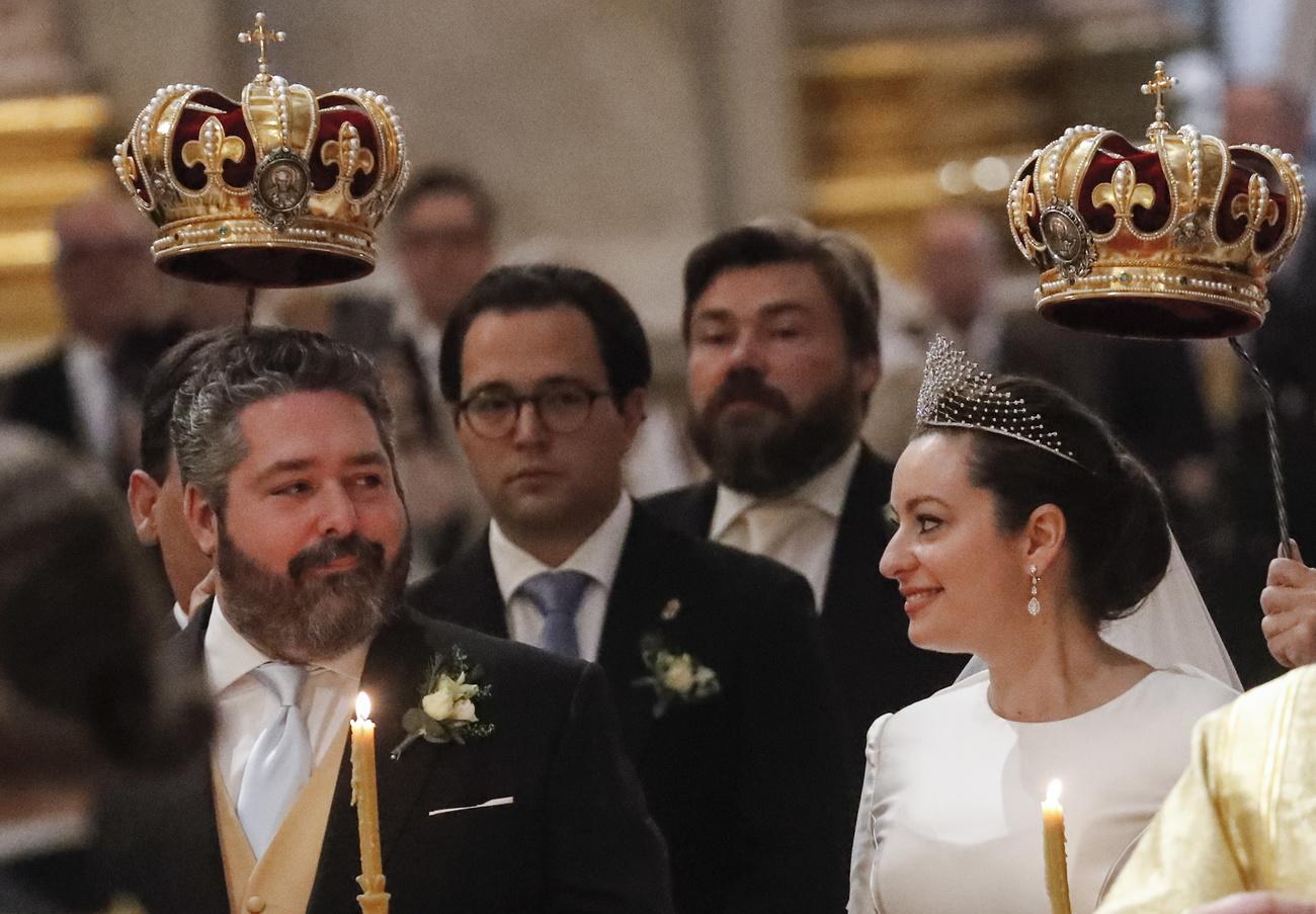 Conformément à la tradition orthodoxe, deux couronnes sont maintenues au-dessus de la tête du grand-duc Gueorgui Romanov et de son épouse Rebecca Bettarini lors de leur cérémonie de mariage. [KEYSTONE - Anatoly Maltsev / EPA]