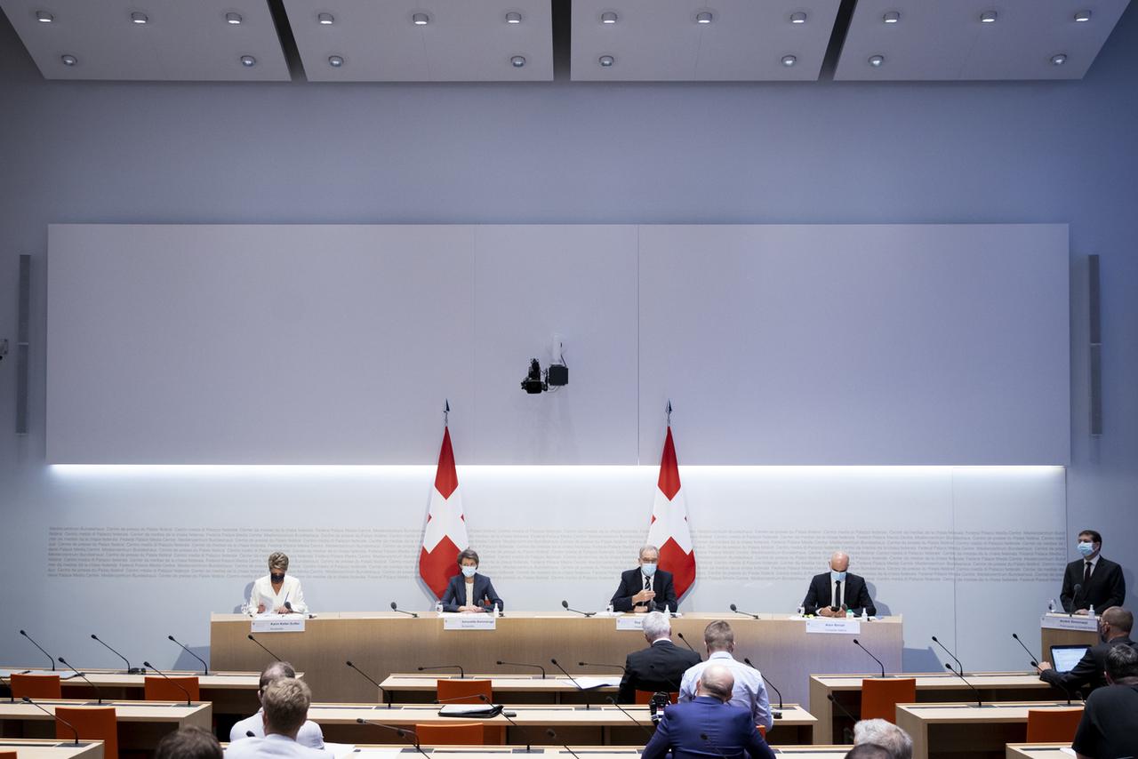 Karin Keller-Sutter, Simonetta Sommaruga, Guy Parmelin et Alain Berset lors du point de presse de la Confédération après le vote du 13 juin. [Keystone - Peter Klaunzer]