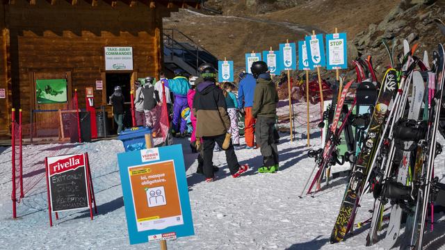 L'Association des remontées mécaniques ne prévoit pas d'exiger un pass sanitaire pour permettre aux skieurs d'accéder aux pistes. Elle souhaite débuter la saison d'hiver avec les mêmes règles que celles des transports publics, indique-t-elle dans un communiqué. [KEYSTONE - JEAN-CHRISTOPHE BOTT]