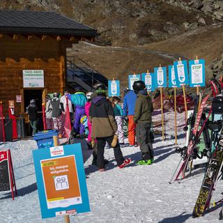 L'Association des remontées mécaniques ne prévoit pas d'exiger un pass sanitaire pour permettre aux skieurs d'accéder aux pistes. Elle souhaite débuter la saison d'hiver avec les mêmes règles que celles des transports publics, indique-t-elle dans un communiqué. [KEYSTONE - JEAN-CHRISTOPHE BOTT]