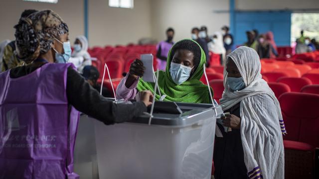 Deux Ethiopiennes glissent leurs bulletins dans l'urne dans la capitale Addis Abeba. [Keystone - AP Photo/Ben Curtis]