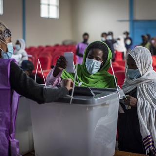 Deux Ethiopiennes glissent leurs bulletins dans l'urne dans la capitale Addis Abeba. [Keystone - AP Photo/Ben Curtis]