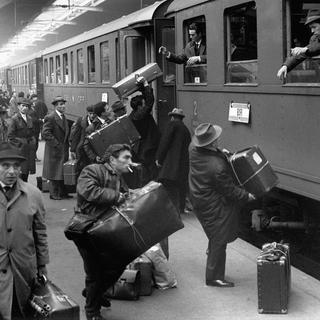 Des travailleurs immigrés italiens quittent Zurich et rentrent en Italie pour les fêtes de fin d'année; photo prise le 12 décembre 1964. [Keystone/Photopress-Archiv/STR]