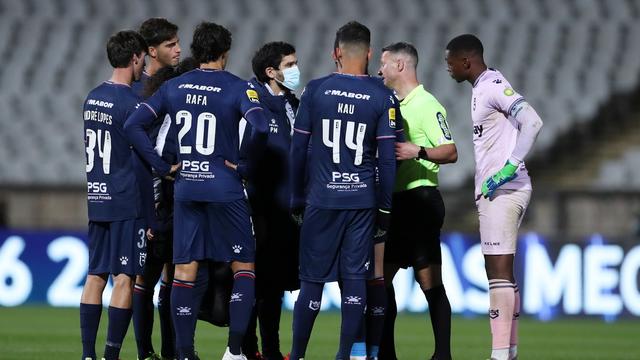 L'arbitre a fini par arrêter le match lorsque Belenenses s'est retrouvé à 6 joueurs. [Antonio Cotrim]