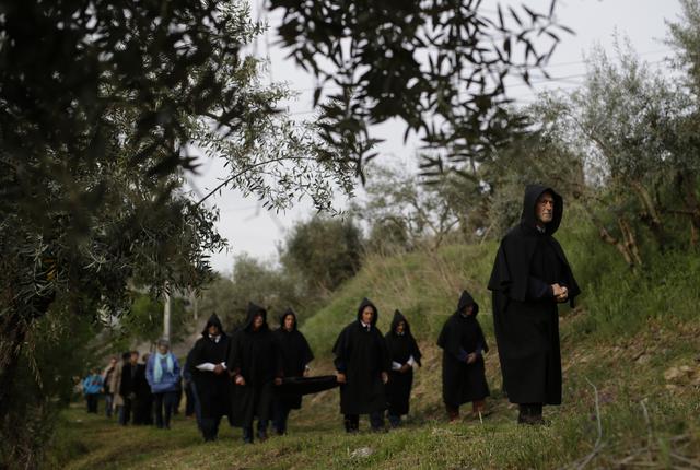 Dans les villages portugais, comme ici à Segura, une certaine gravité et noirceur précèdent Pâques. [Keystone - Francisco Seco/AP]