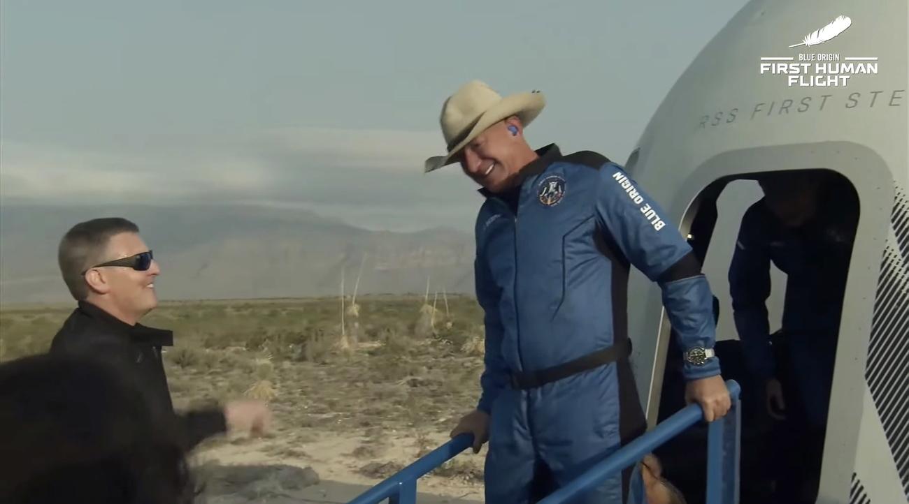 Jeff Bezos arborait un chapeau de cow-boy à sa sortie du module. [Keystone - EPA/BLUE ORIGIN]