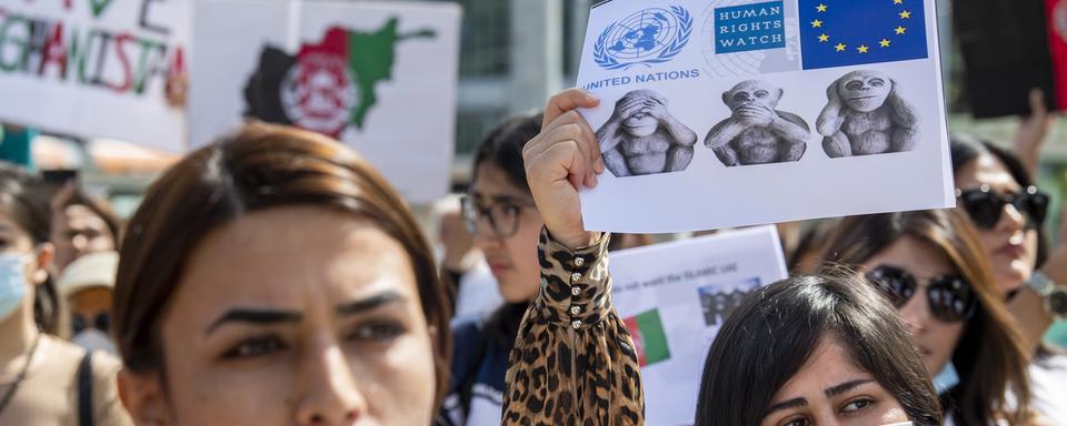 Foule manifestant  pour le peuple afghan à la Place des Nations à Genève le 17 août 2021. [Keystone - Martial Trezzini]