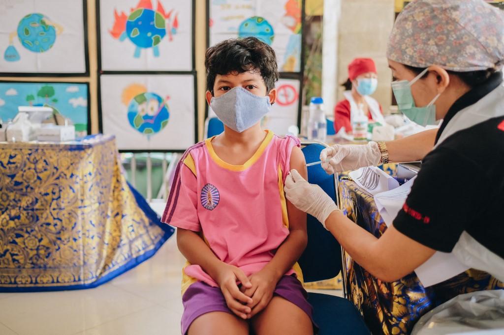 Après avoir vacciné les enfants de 12 à 17 ans depuis juillet, l'Indonésie vaccine désormais les 6-11 ans. Bali, le 27 décembre 2021. [NurPhoto via AFP - Keyza Widiatmika]