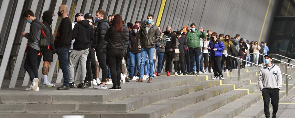 Des personnes attendent pour se faire vacciner à Melbourne. Australie, le 27 août 2021. [AFP - William West]