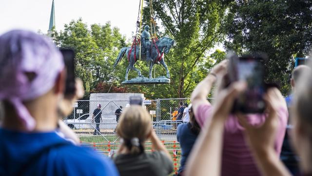 Workers remove the statue of Confederate General Robert E. Lee in Market Street Park in Charlottesville, Virginia, USA, 10 July 2021. The statue was at the center of a white nationalist rally in 2017. EPA/JIM LO SCALZO [EPA/Keystone - Jim Lo Scalzo]