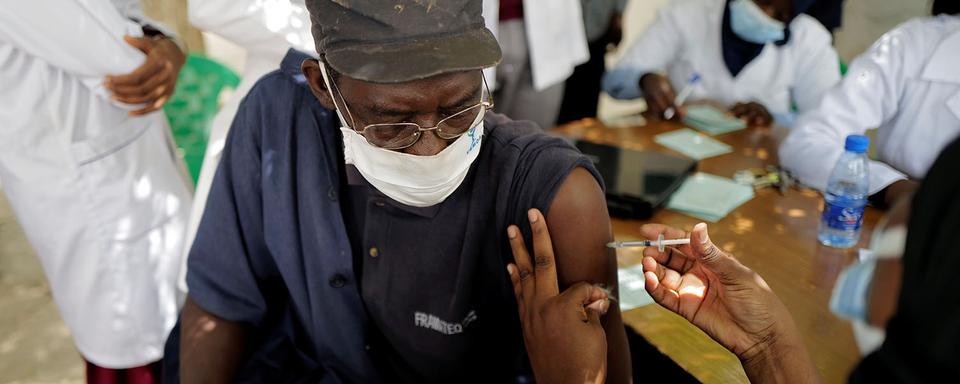 Les Sénégalais ne se bousculent pas au portillon pour se faire vacciner (ici, à Dakar). [Reuters - Zohra Bensemra]