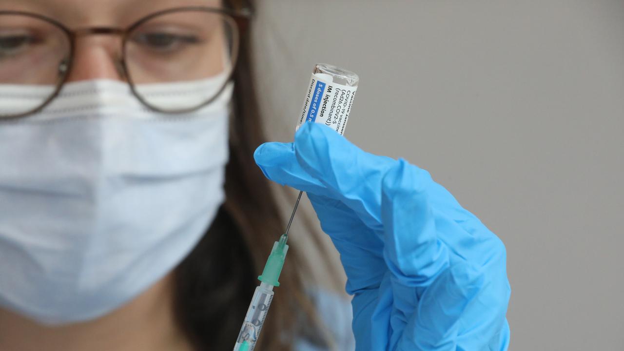 Une étudiante en médecine prépare une dose du vaccin de Johnson&Johnson. [KEYSTONE - Bodo Schackow / DPA]