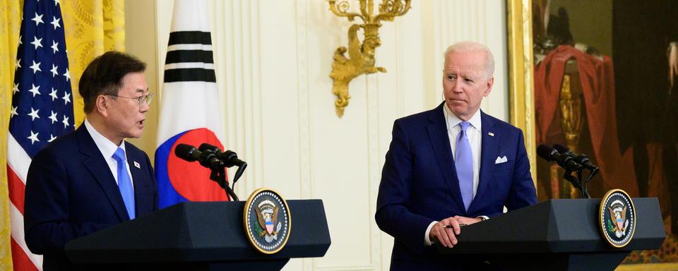 Joe Biden a reçu son homologue sud-coréen Moon pour évoquer la stratégie face à Pyongyang. [Keystone - Erin Scott]