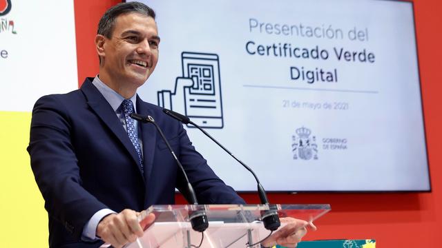 Le Premier ministre espagnol, Pedro Sanchez, durant la présentation d'un certificat enregistrant qu'une personne a été vaccinée, a eu le Covid-19, ou passé un test PCR négatif. Madrid, le 21 mai 2021. [Keystone/epa - Chema Moya]