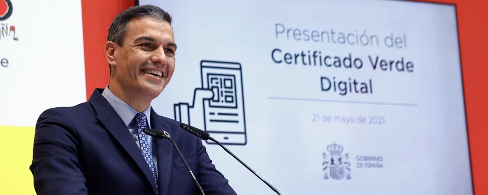 Le Premier ministre espagnol, Pedro Sanchez, durant la présentation d'un certificat enregistrant qu'une personne a été vaccinée, a eu le Covid-19, ou passé un test PCR négatif. Madrid, le 21 mai 2021. [Keystone/epa - Chema Moya]