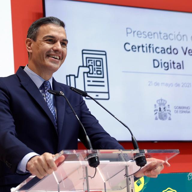 Le Premier ministre espagnol, Pedro Sanchez, durant la présentation d'un certificat enregistrant qu'une personne a été vaccinée, a eu le Covid-19, ou passé un test PCR négatif. Madrid, le 21 mai 2021. [Keystone/epa - Chema Moya]