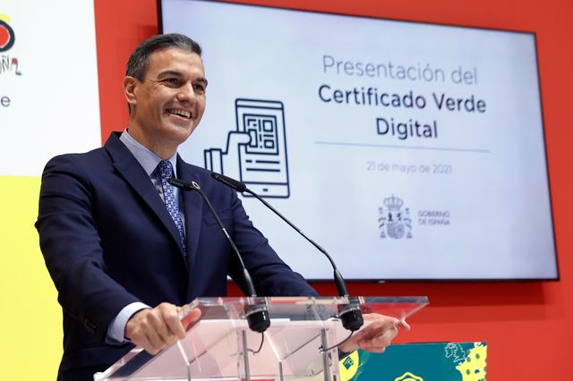 Le Premier ministre espagnol, Pedro Sanchez, durant la présentation d'un certificat enregistrant qu'une personne a été vaccinée, a eu le Covid-19, ou passé un test PCR négatif. Madrid, le 21 mai 2021. [Keystone/epa - Chema Moya]