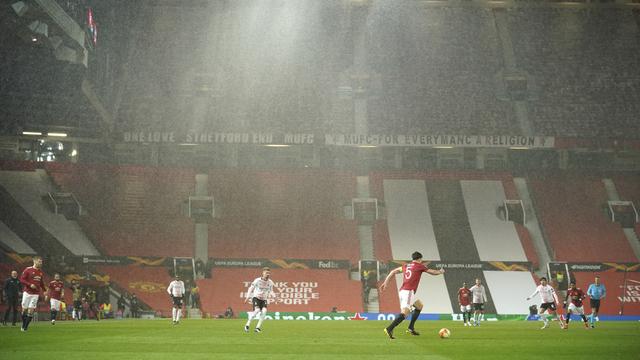 Les acteurs de cette rencontre sous les pluies diluviennes qui s'abattent sur Old Trafford. [Dave Thompson]