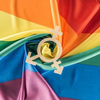 Symbole de la transidentité et drapeau arc-en-ciel, symbole qui rassemble les personnes LGBT. [Depositphotos - VadimVasenin]