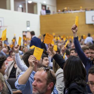 Les membres du PLR Vaud votent, le 22 septembre 2021. [Keystone - Martial Trezzini]