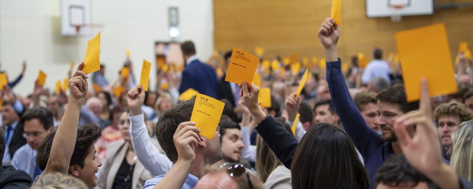 Les membres du PLR Vaud votent, le 22 septembre 2021. [Keystone - Martial Trezzini]