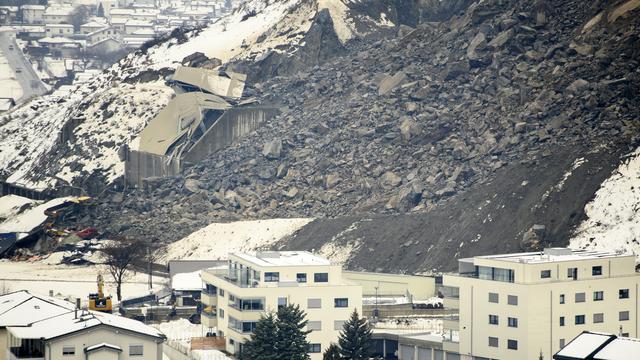 Les habitants évacués à Rarogne devront patienter encore deux mois avant de pouvoir retourner chez eux. [Keystone - Laurent Gillieron]