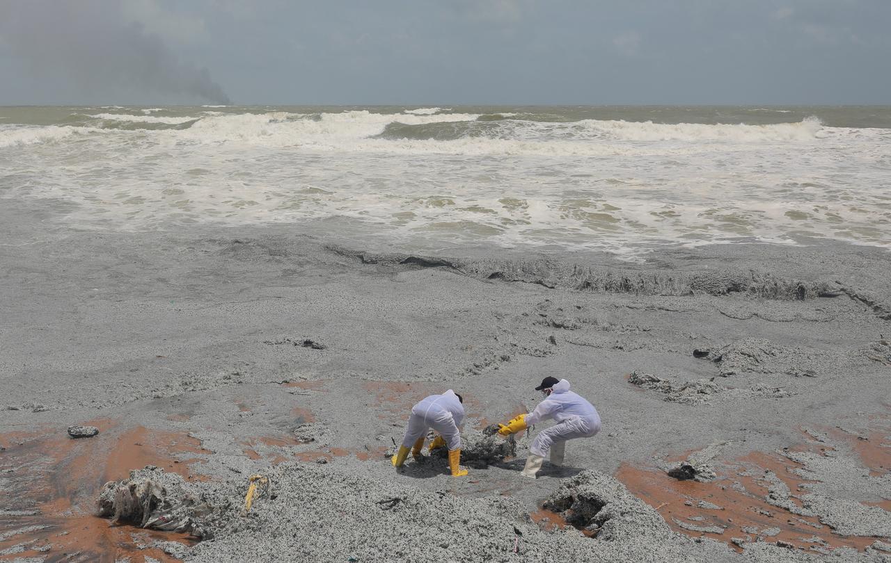 Des membres de la marine du Sri Lanka ramassent des débris provenant du porte-containers MV X-Press Pearl, sur la plage de Ja-Ela, le 27 mai 2021. [Reuters - Dinuka Liyanawatte]