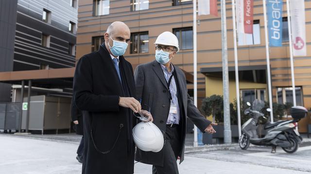 Le conseiller fédéral en charge de la santé Alain Berset (à gauche) et Dan Staner, vice-président de Moderna. [KEYSTONE - ALESSANDRO DELLA VALLE]