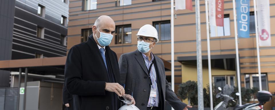 Le conseiller fédéral en charge de la santé Alain Berset (à gauche) et Dan Staner, vice-président de Moderna. [KEYSTONE - ALESSANDRO DELLA VALLE]