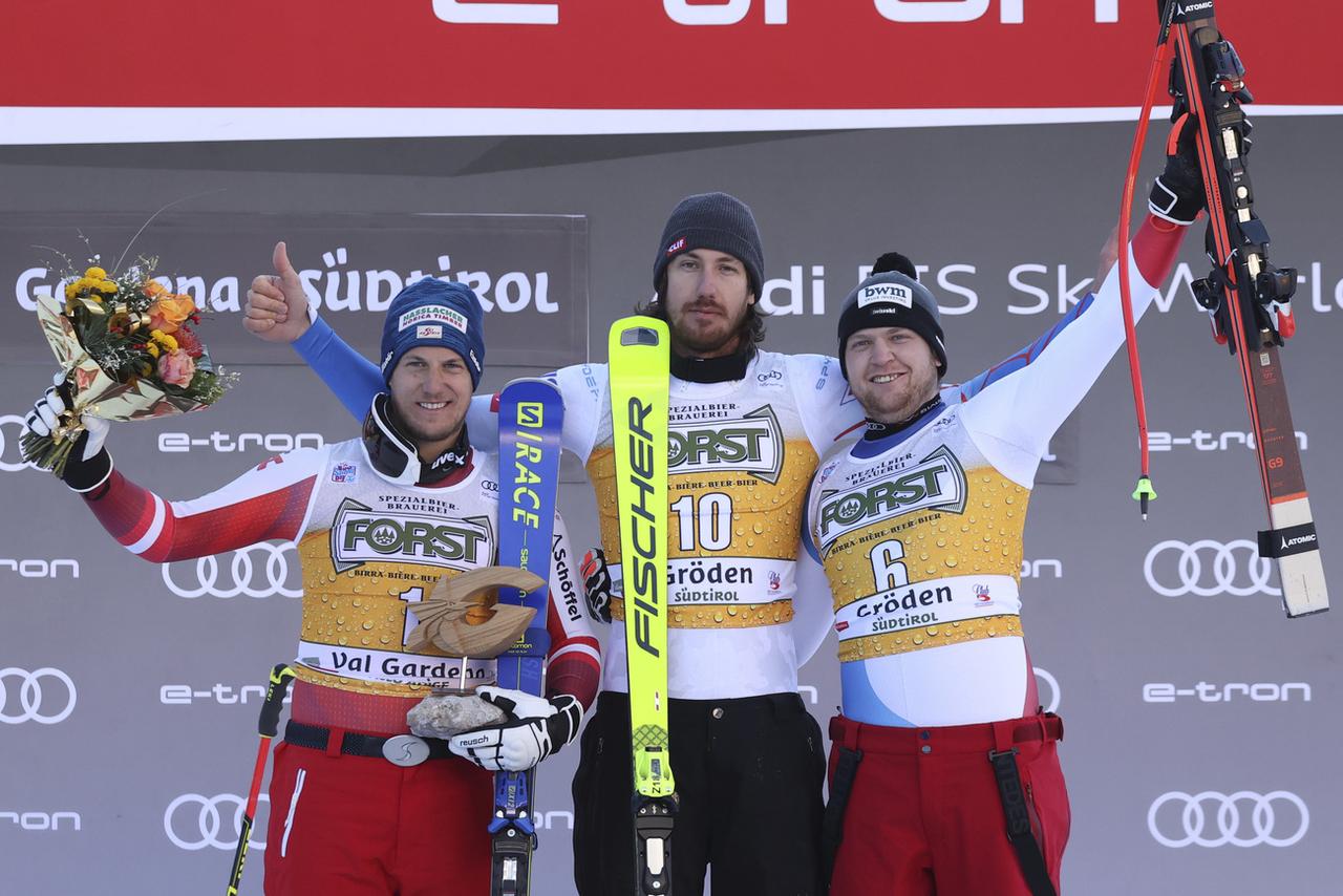 Niels Hintermann (dossard 6), radieux, aux côtés d'Otmar Streidinger (1) et Bryce Bennett (10). [AP - Alessandro Trovati]