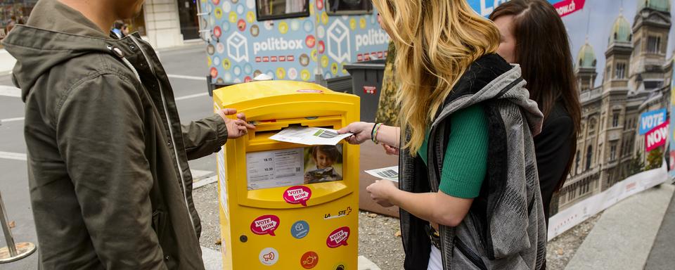 Les jeunes devraient pouvoir voter dès 16 ans (image d'illustration). [Keystone - Jean-Christophe Bott]