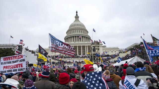 Les partisans de Donald Trump sur les marches du Capitole le 6 janvier 2021. [Keystone - AP Photo/Jose Luis Magana]