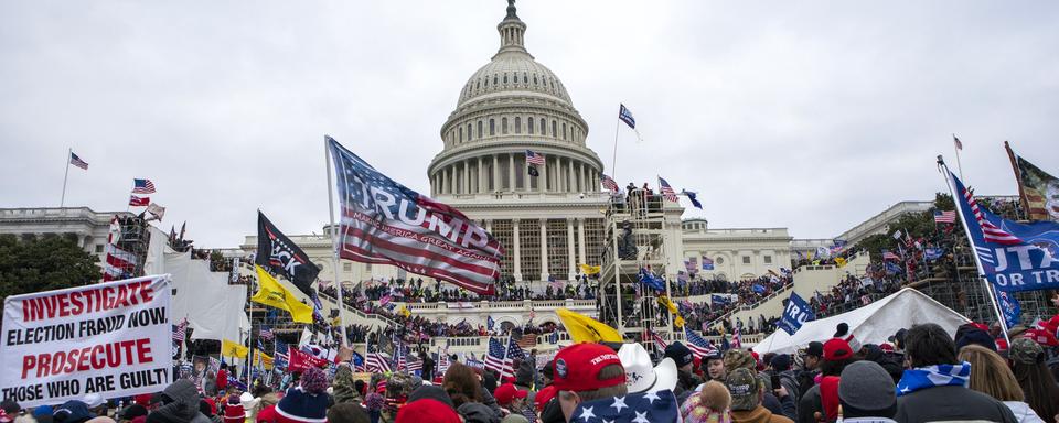 Les partisans de Donald Trump sur les marches du Capitole le 6 janvier 2021. [Keystone - AP Photo/Jose Luis Magana]