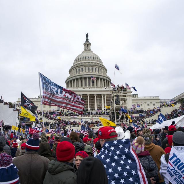 Les partisans de Donald Trump sur les marches du Capitole le 6 janvier 2021. [Keystone - AP Photo/Jose Luis Magana]