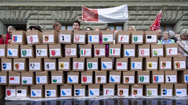 Photo des boîtes de signatures de chaque canton pour le référendum contre la loi Covid-19. [Keystone - Peter Klaunzer]