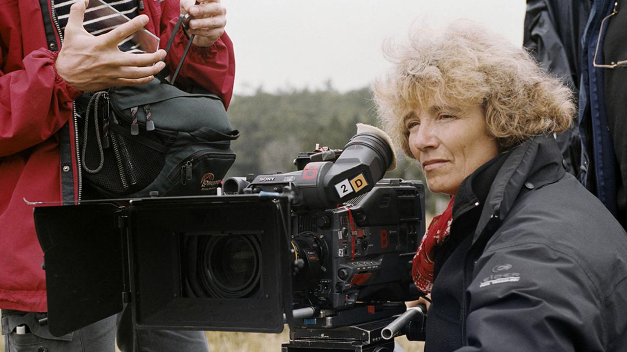 La réalisatrice française Coline Serreau en plein tournage du film "Saint Jacques... La Mecque" en 2005. [TELEMA / FRANCE 2 CINEMA / COLLECTION CHRISTOPHEL VIA AFP]